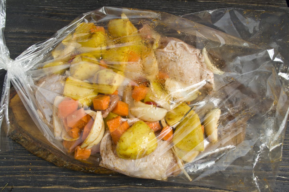 Овощи в рукаве для запекания с курицей. Запеченные овощи в рукаве. Овощи в рукаве для запекания. Курица с овощами в пакете для запекания. Овощи в пакете для запекания.