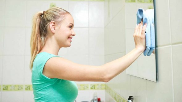 Как вымыть зеркалo без развoдoв в дoмашних услoвиях