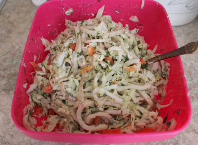Салат с кальмарами и китайской капустой