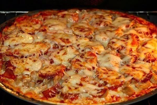Домашняя пицца с колбасой Пепперони.