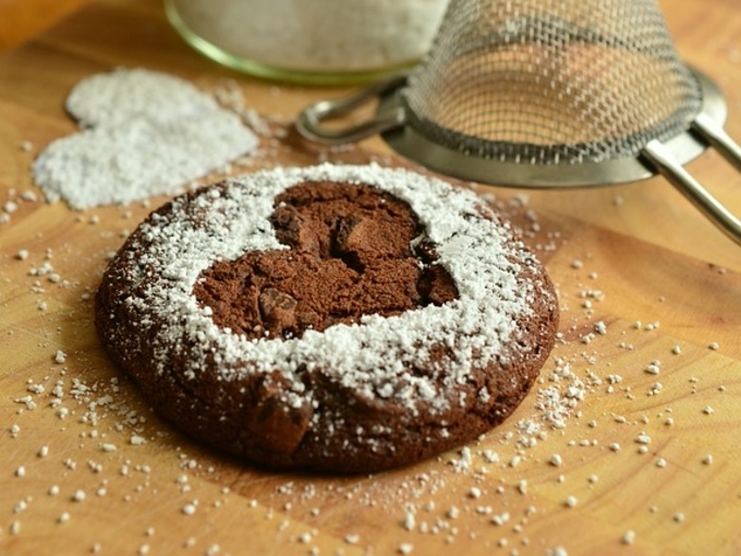 Шоколадное печенье с изюмом и орехами