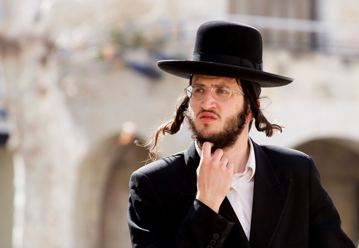 Почему евреи отращивают волосы на висках