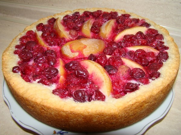 Пирог с фруктами и ягодами в мультиварке