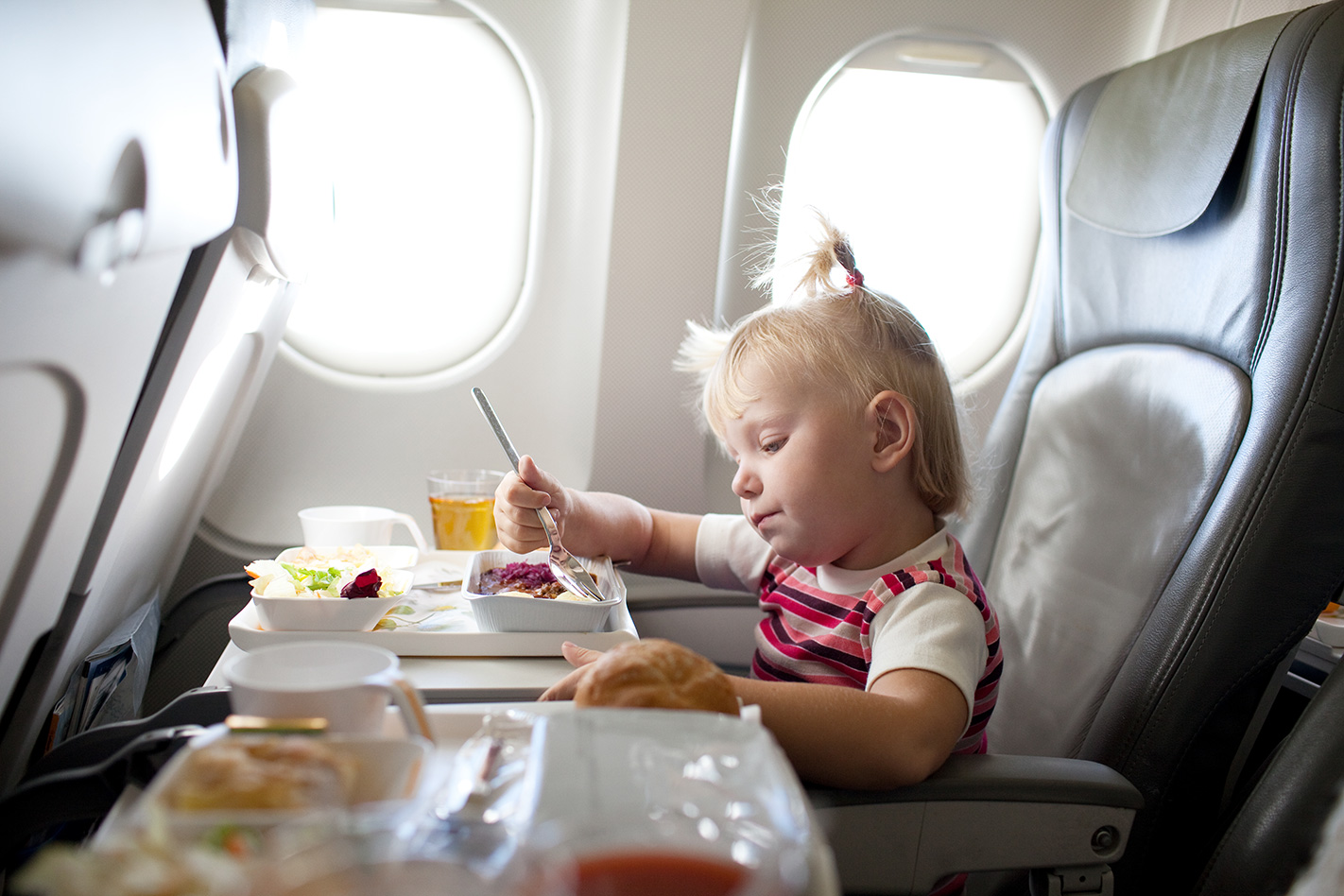 5 интересных идей, чем можно занять ребенка в самолете