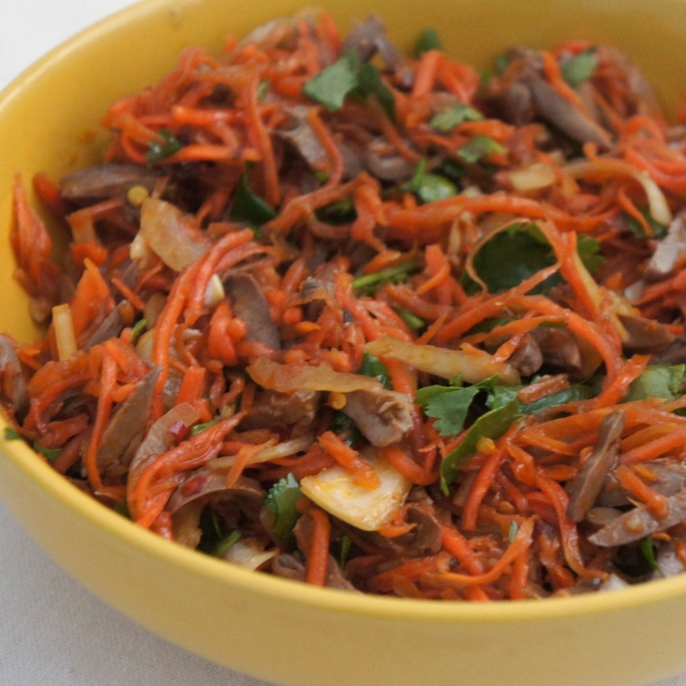 Салат из куриных сердечек с морковью и луком