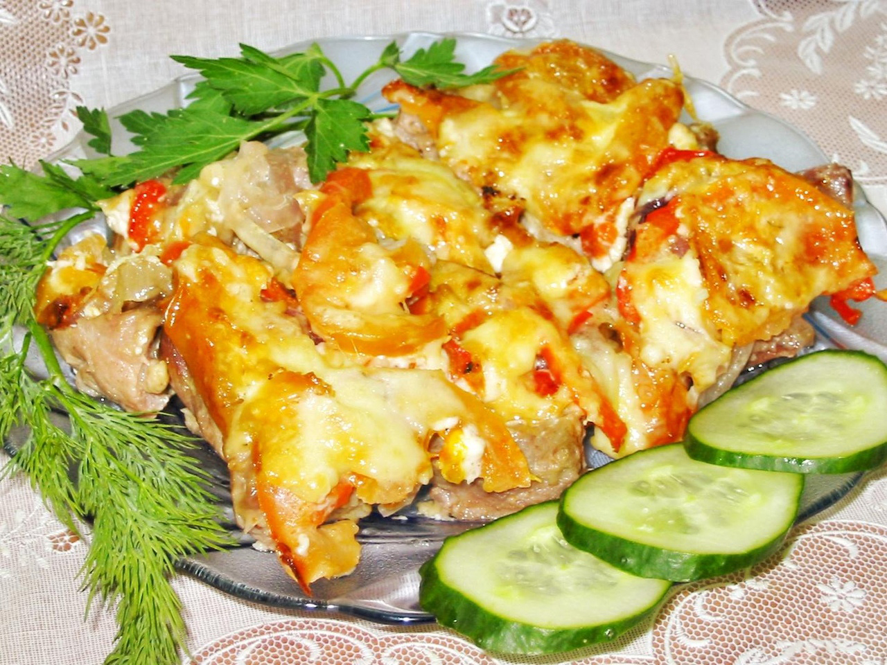 Мясо под шубой в духовке с картофелем и помидорами и сыром