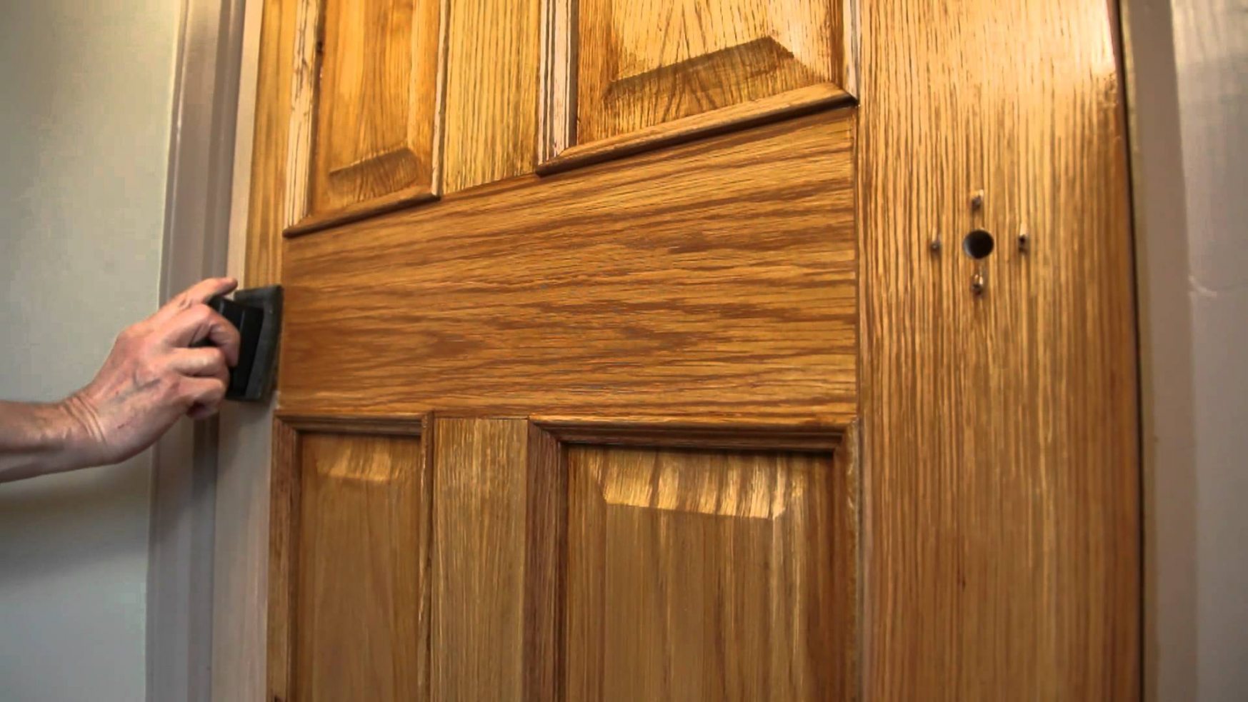 Как правильно покрыть лаком деревянную дверь?