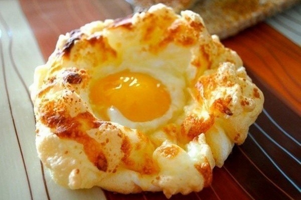 Яйца в пуховом гнезде к завтраку
