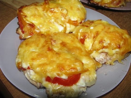Курица, запеченная с ананасами и сыром