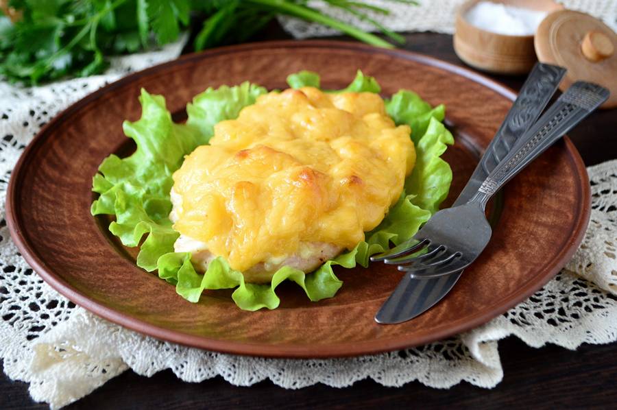 Приготовление курицы с ананасом. Филе куриное с ананасом под сыром. Курица с ананасами в духовке под сыром. Курица с ананасами и сыром запеченная в духовке. Курица, запеченная с ананасами и сыром.