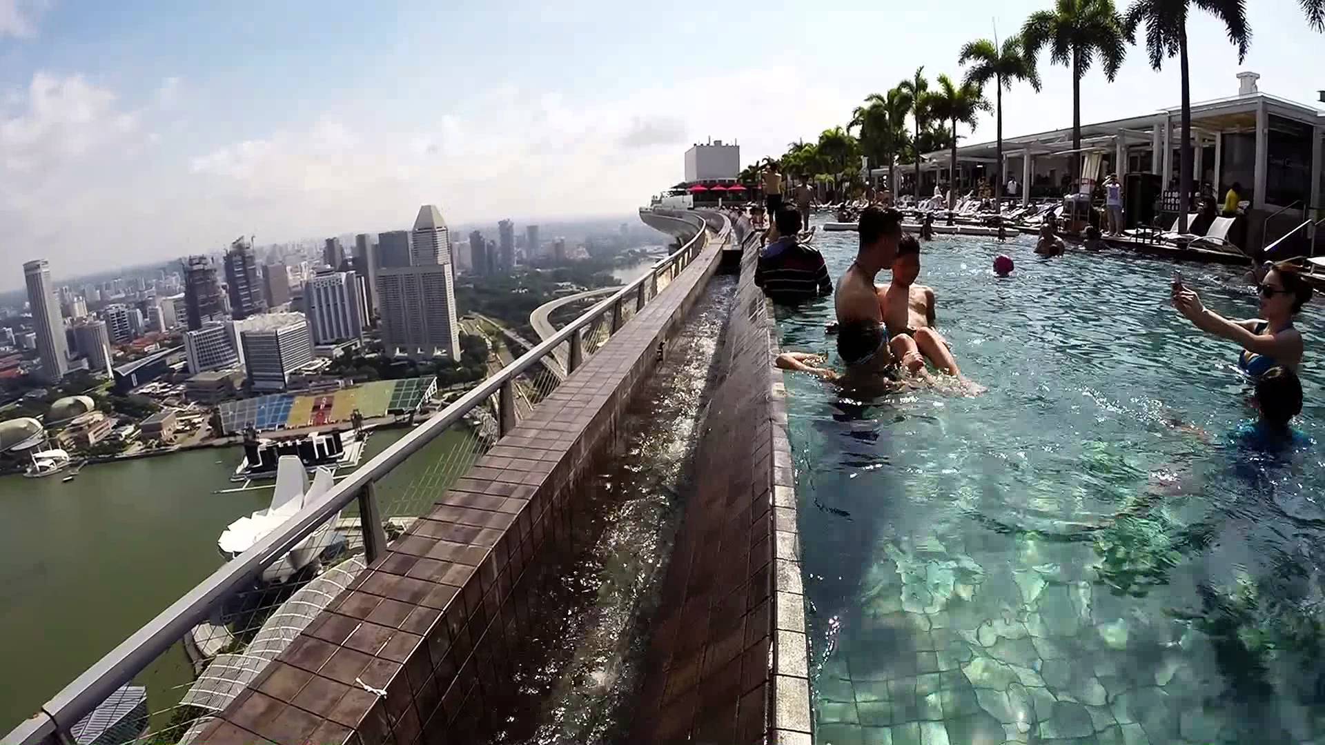 бассейн на крыше небоскреба в сингапуре