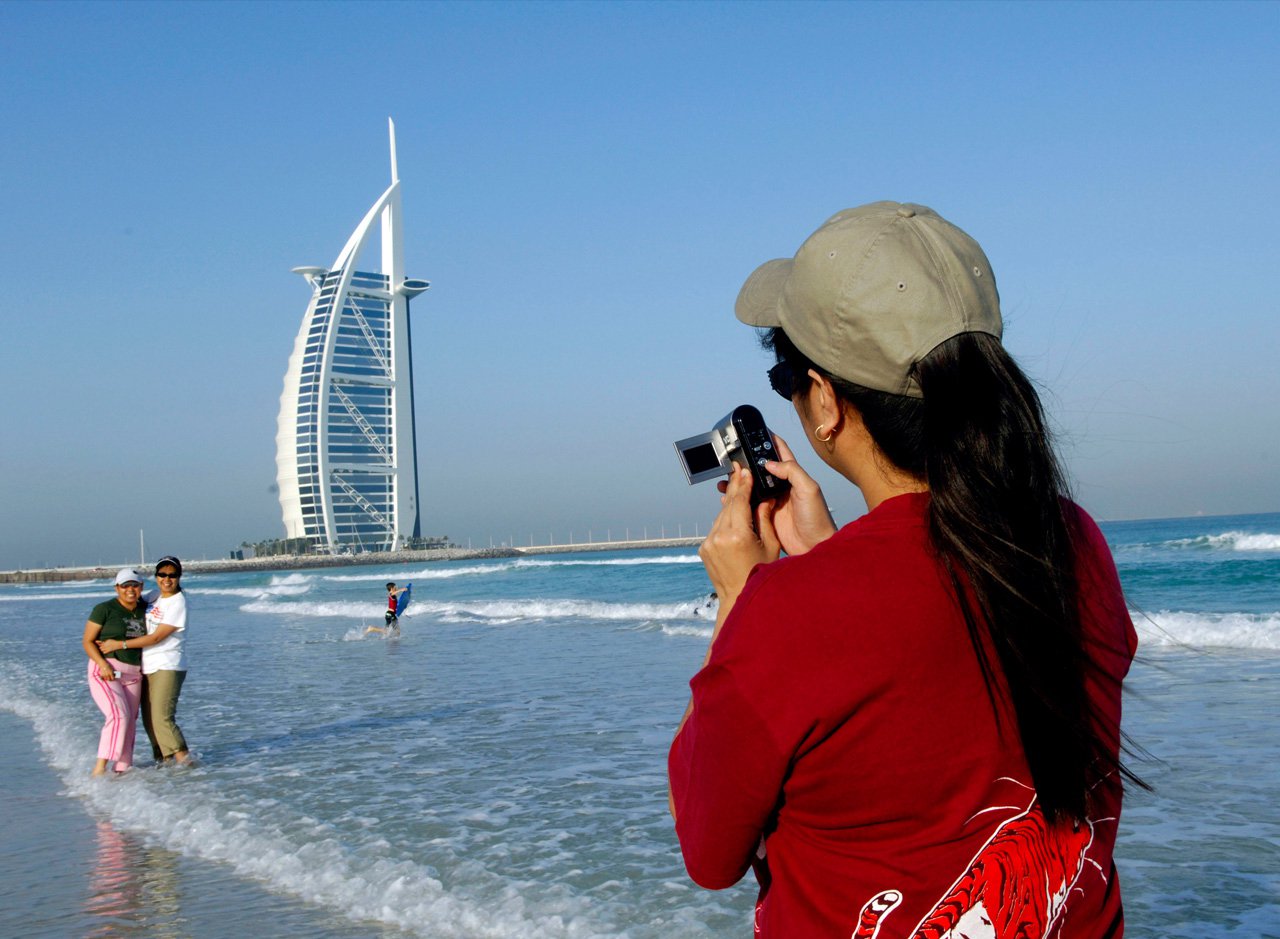 Открыт ли дубай для туристов сейчас. ОАЭ туристы. Туристы в Дубае. Российские туристы в ОАЭ. Арабские эмираты туризм.