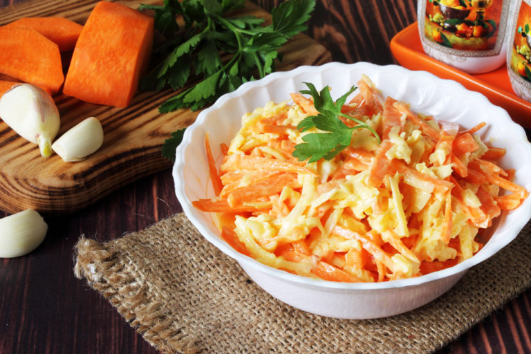 Простой салат из моркови с сыром