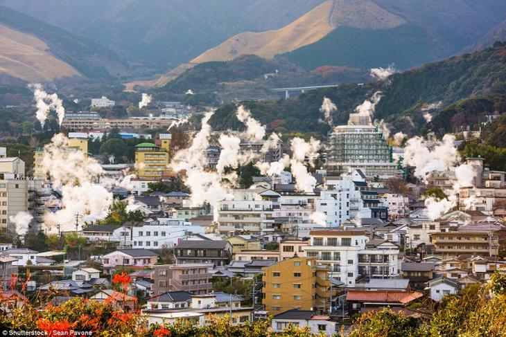 Японский город Беппу, который стоит на вулкане.