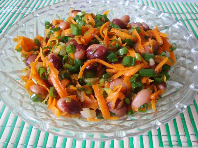 Салат с фасолью, морковью и зеленым луком