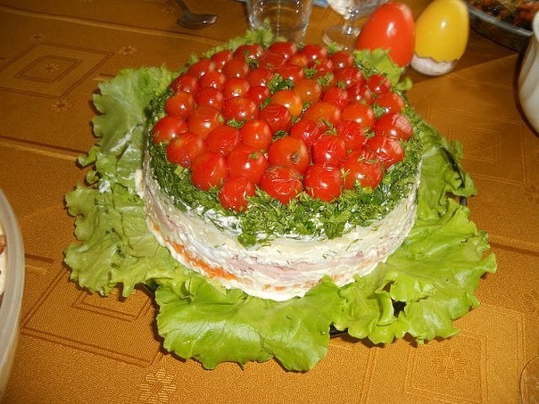 Салат из ветчины с черносливом под помидорной шапкой