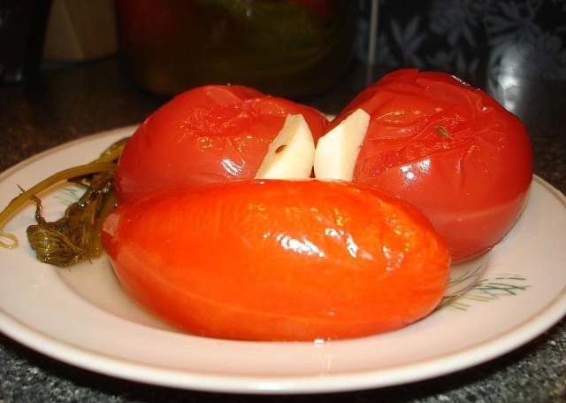Квашеные помидоры с чесноком, хреном и семенами укропа