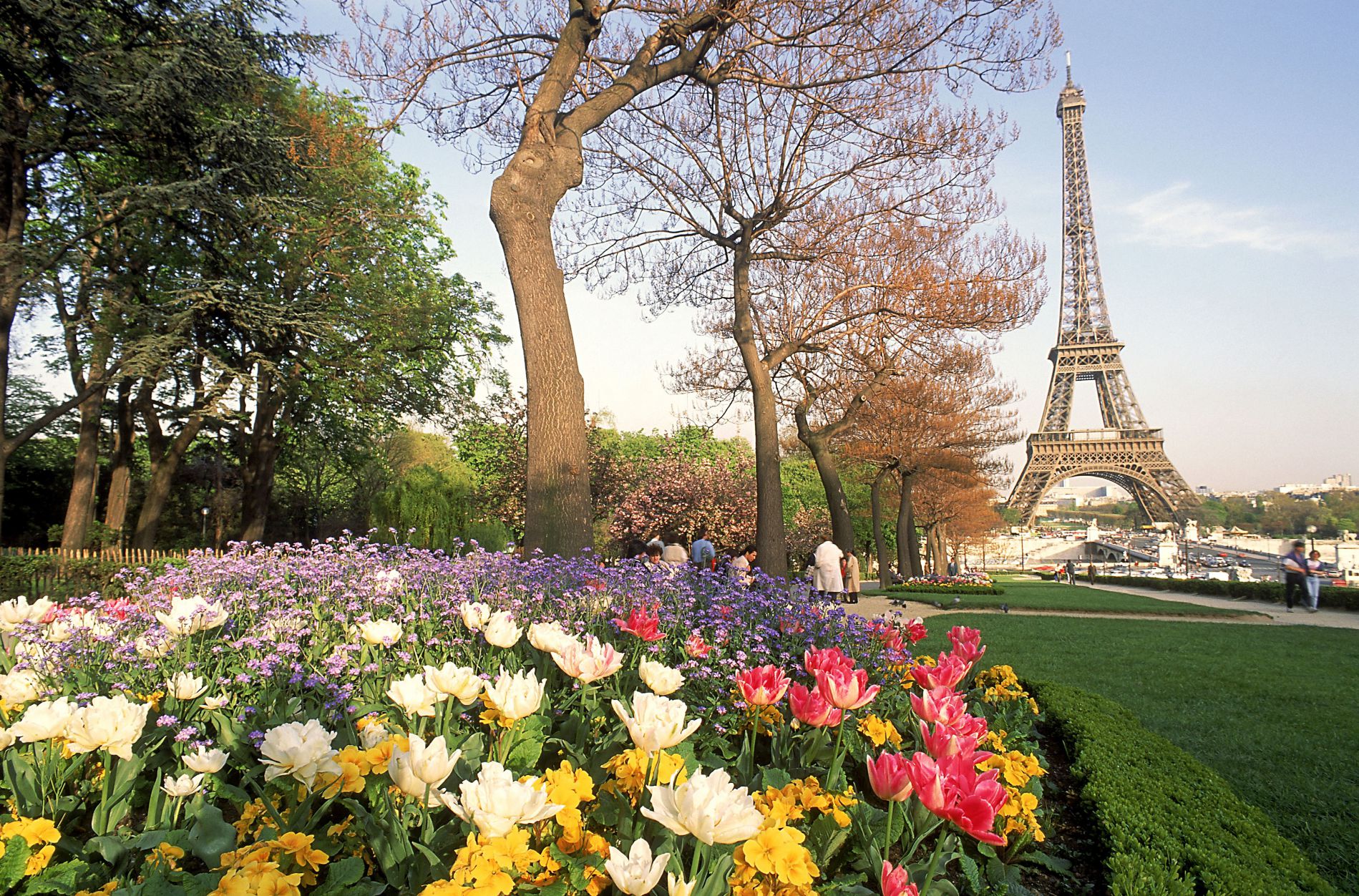 В какое время года дешевле всего посетить Париж