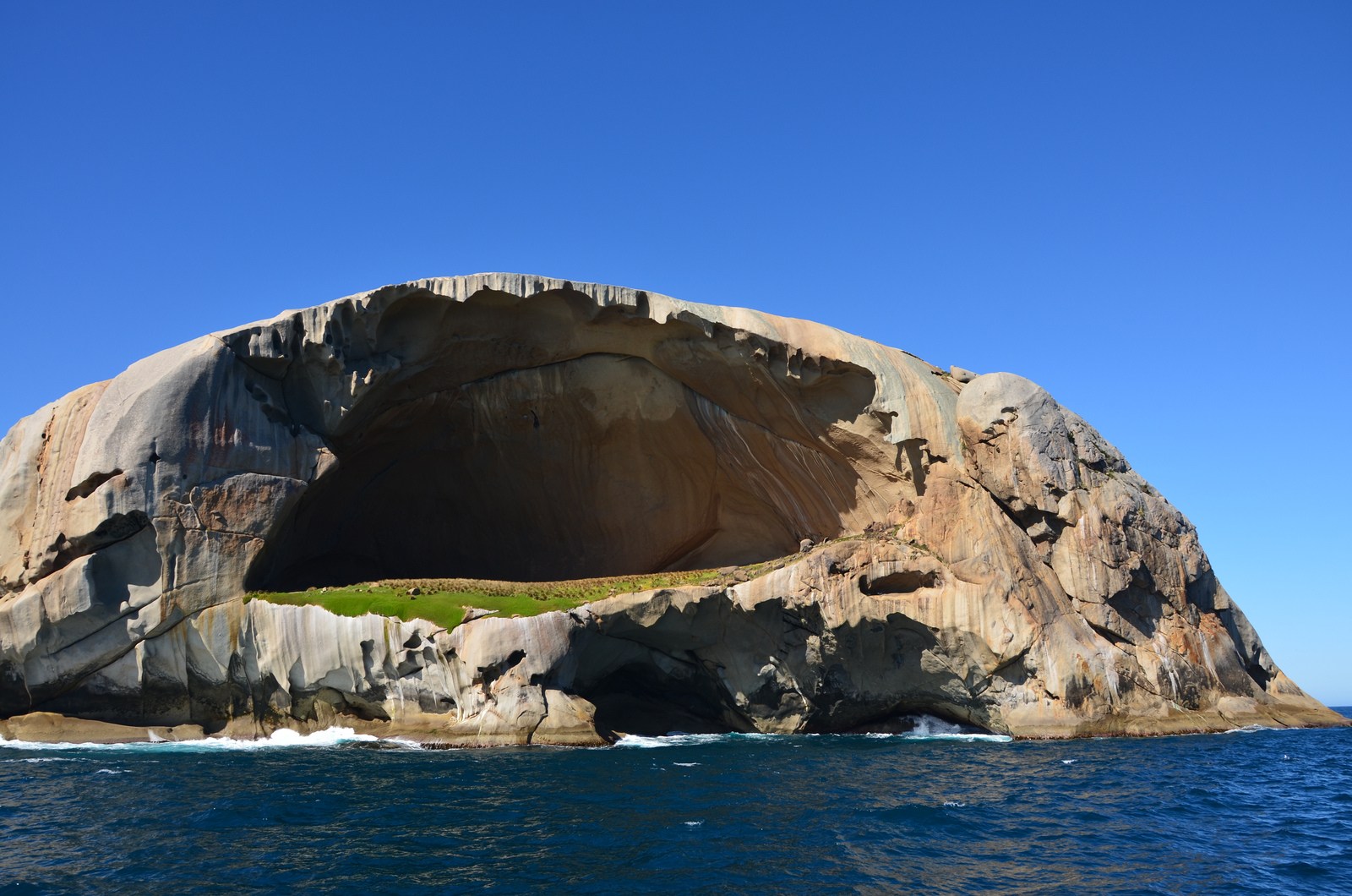 Остров «Черепа» и его «боевые» достопримечательности