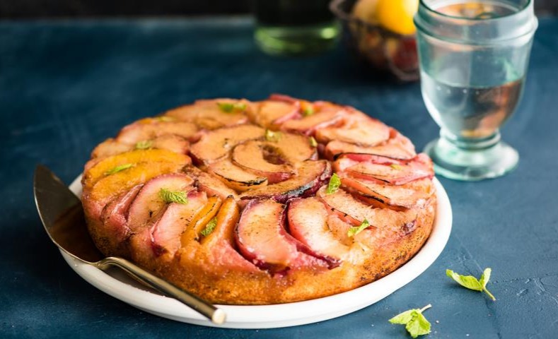 Персиковый пирог на имбирном бисквите