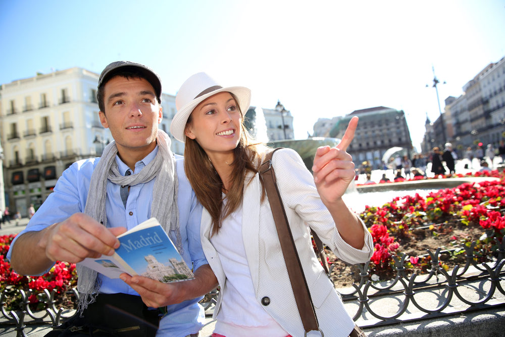 Группа европейских туристов хочет познакомиться с природой. Туристы в Европе. Путешественники в Европе. Туристы в городе. Туристы в Испании.