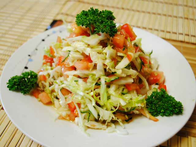 Салат с капустой и огурцом под соевым соусом