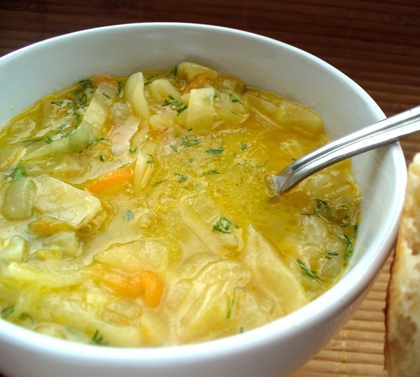 Луковый суп с капустой и лимоном