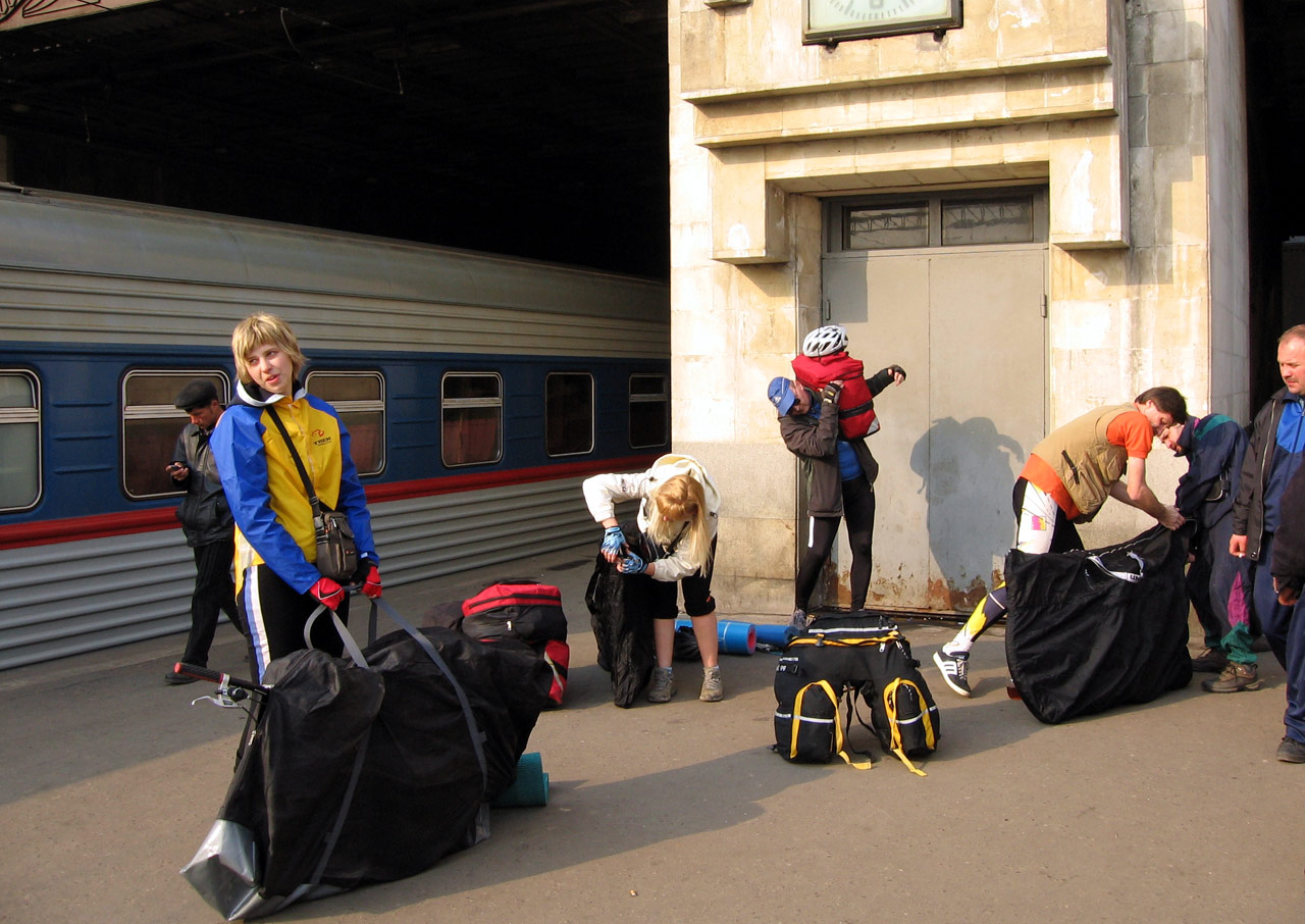 Развлечения на вокзалах. Люди на вокзале. Люди с чемоданами на вокзале. Группа людей на вокзале. Толпа людей на вокзале.