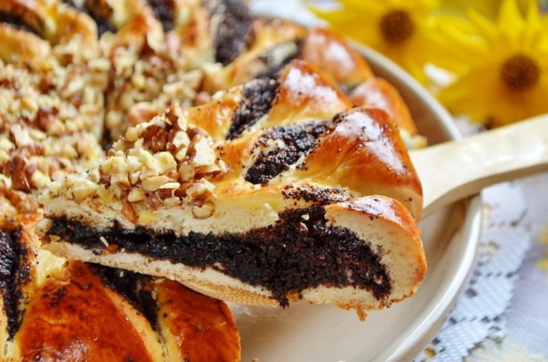 Пирог с маком, орехами и шоколадной пастой
