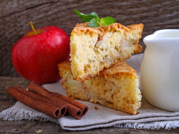 Пирог на кефире с яблоками и грушами