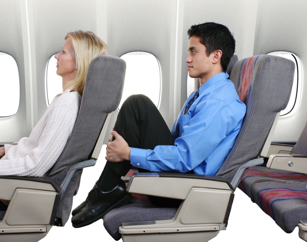 Кресло "самолет". Сиденья в самолете. Человек сидит в самолете. Сижу в самолете.