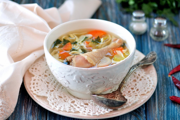 Ароматный куриный суп с лапшой