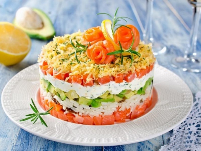 Салат из копченой норвежской семги с рисом и овощами