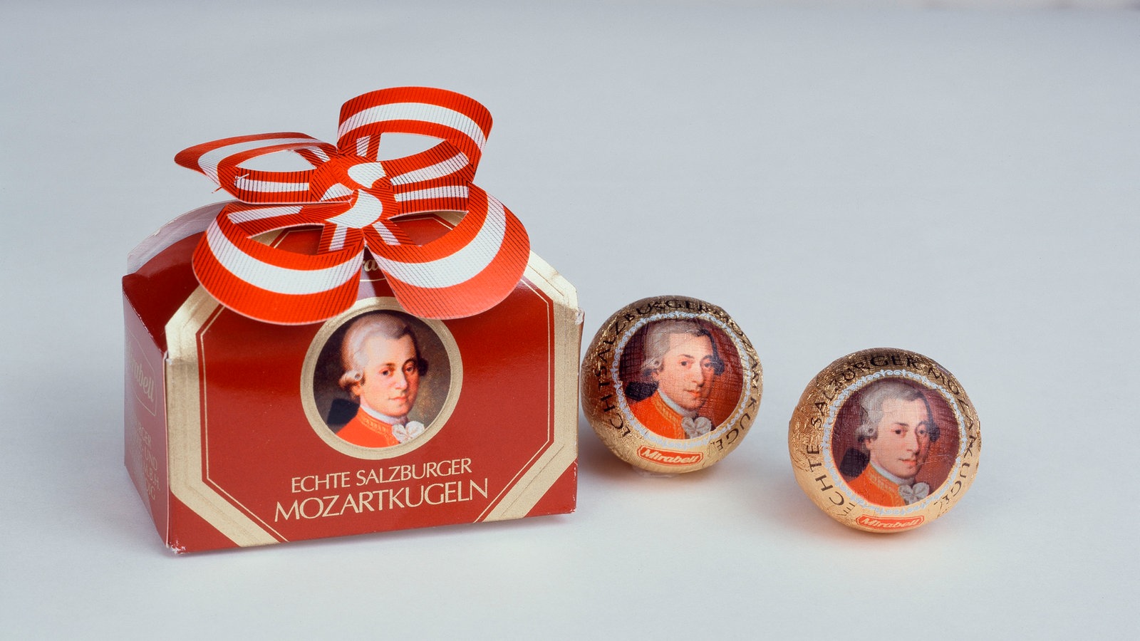 Конфеты mozartkugeln. Моцарткугель Зальцбург. Моцарткугель конфеты. Конфеты Моцарт из Зальцбурга. Конфеты Mozartkugeln магнит.