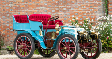 Один из первых автомобилей в мире выставили на аукцион