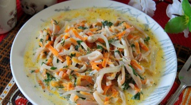 Кальмары с овощами в сметанном соусе