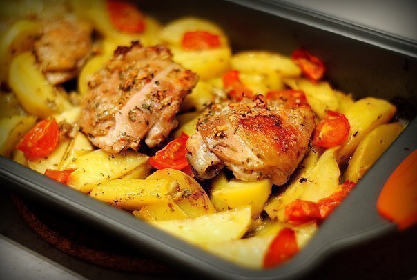 Курица маринованная в кефире, запеченная с картофелем с травами и чесноком к обеду