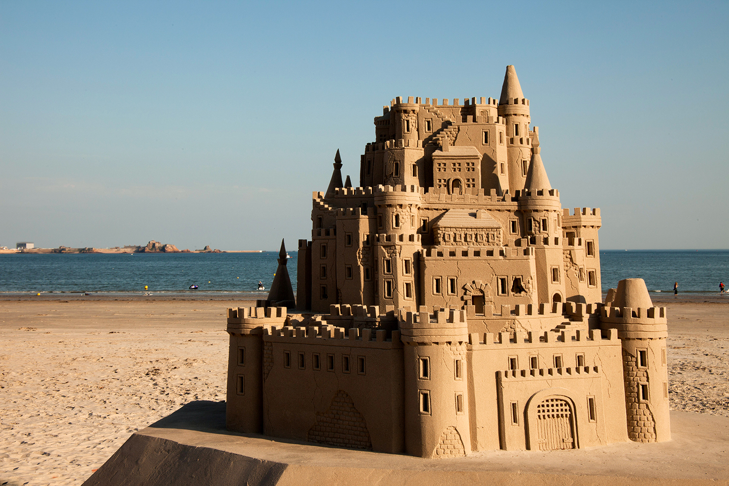 Make a sand castle. «Песочный замок» 1977. Замок из песка. Замок из песка на пляже. Красивый замок из песка.