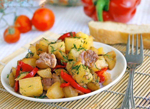 Картофель с мясом и овощами на ужин
