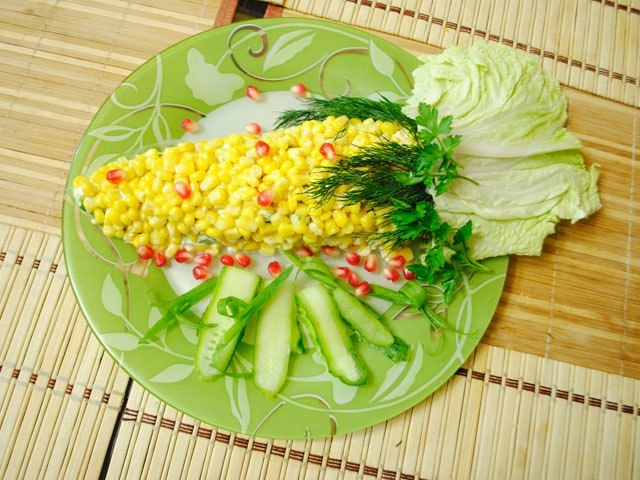 Простой рецепт салата «Кукуруза» к женскому дню