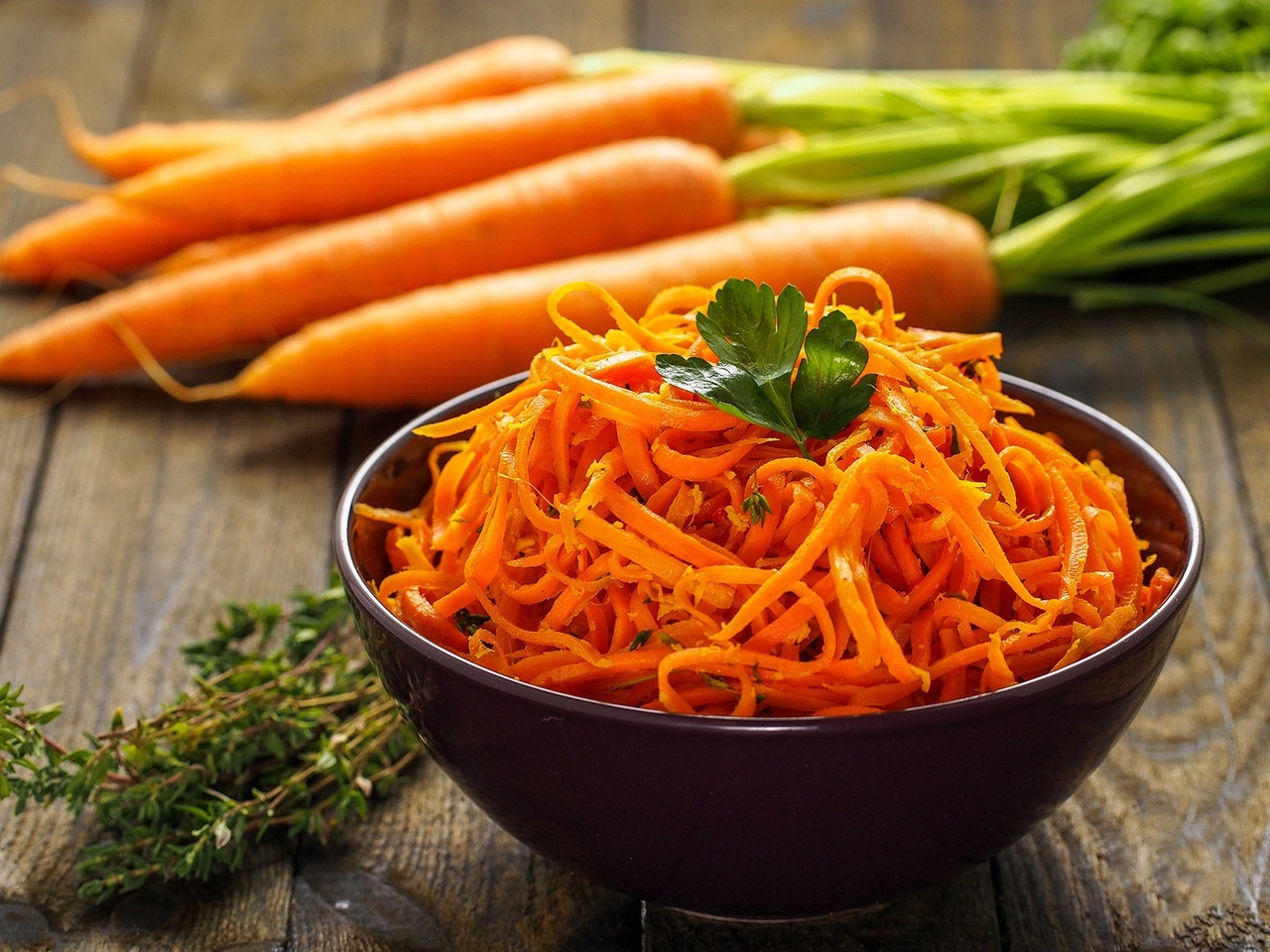 Как вкусно приготовить морковь. Морковча. Кореана корейская морковь. Морковь по-корейски. Морковча с приправой для корейской.