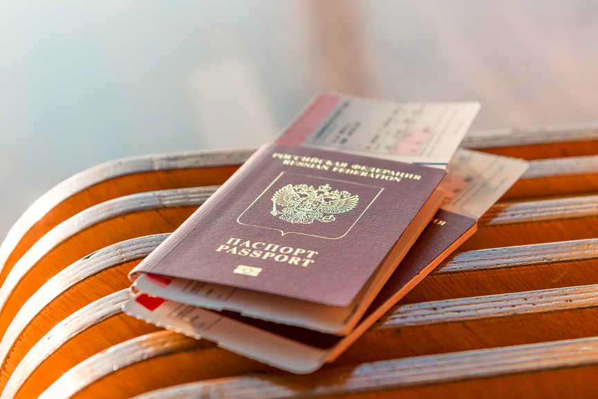 Зачем на самом деле нужно снимать обложку паспорта в аэропорту