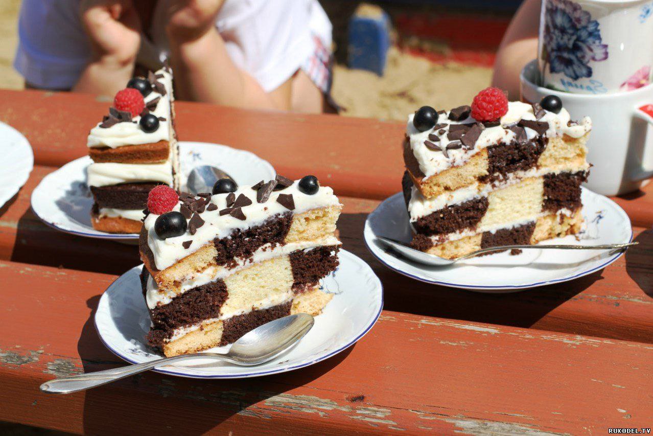 Вкусный бисквитный торт с оригинальным шахматным рисунком в середине
