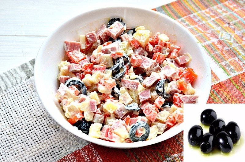 Простой и вкусный салатик с колбасой и маслинами