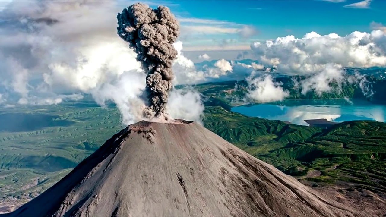 Ключевской вулкан на Камчатке выбросил газ с пеплом на высоту 5,5 км