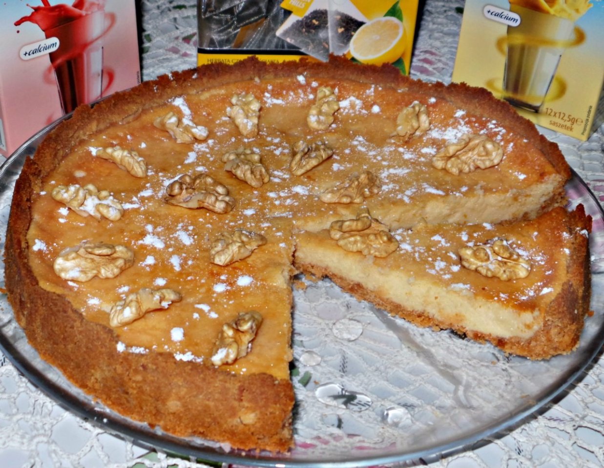 Пирог со сгущёнкой - весьма примитивное,простое в приготовлении блюдо и очень-очень вкусное)