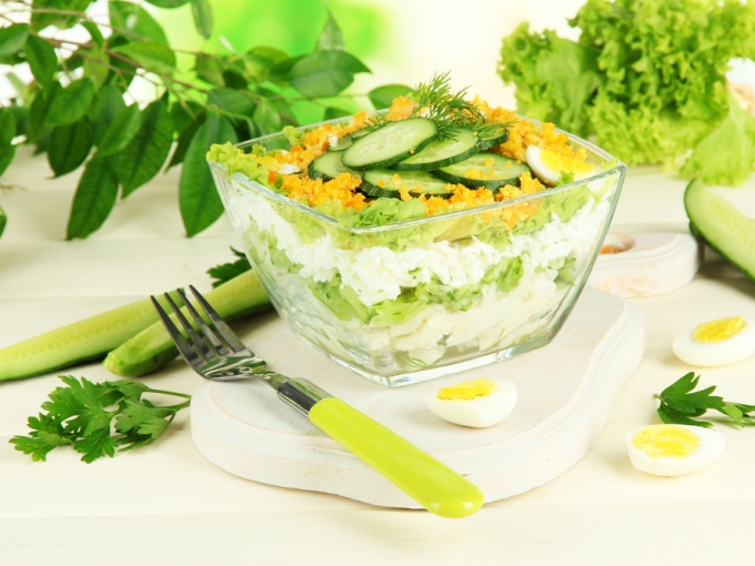 Низкокалорийный салат из огурцов, яиц и капусты