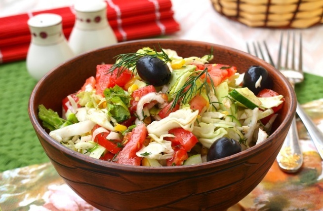 Салат с овощами, маслинами и кукурузой