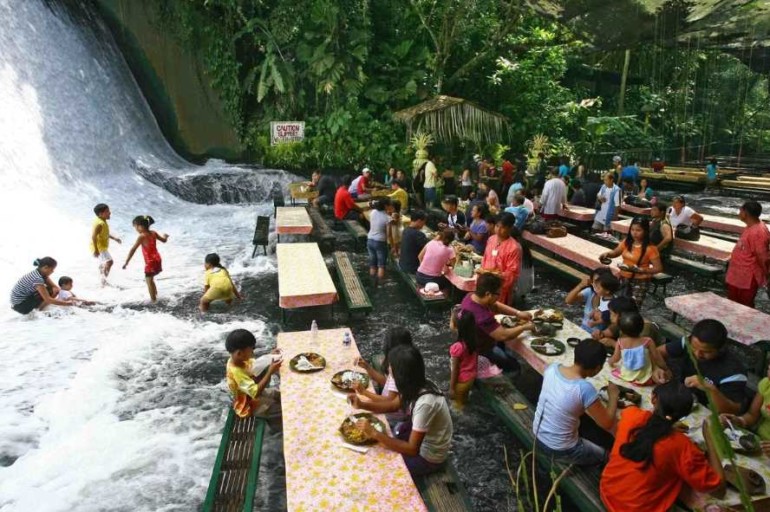 Обед в водопаде: где находится самый необычный ресторан на Филиппинах