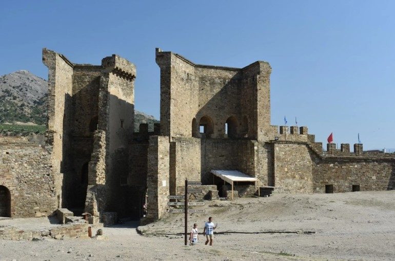 Почему не стоит тратить время на осмотр старых крепостей Судака